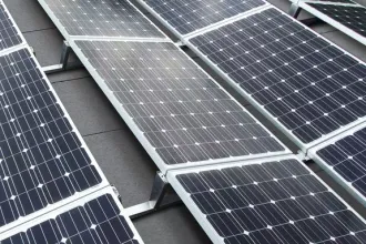Flachdach mit dem Solarsystem PV Easywave von BMI.